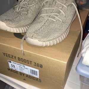 1m yeezys
